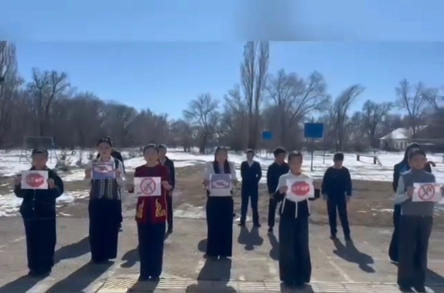 Жаңалық негізгі орта мектебінде 8-9 сыныптар аралығында “Жастар есірткіге қарсы” атты флешмоб ұйымдастырылды.